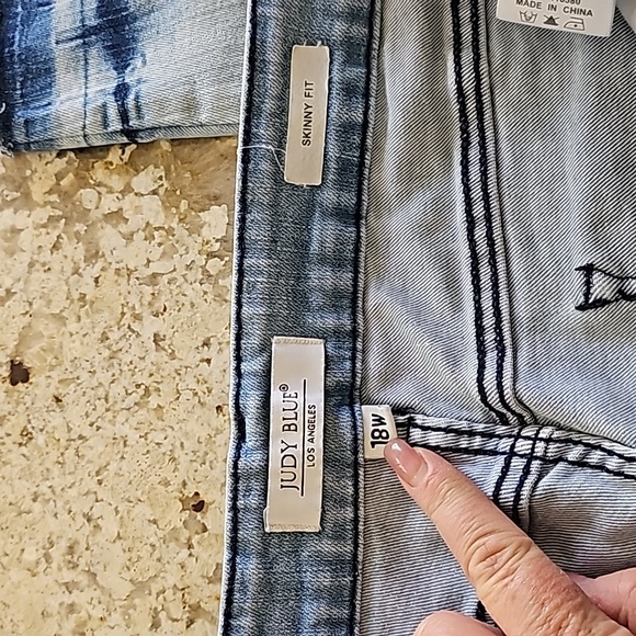 Judy Blue, Like New Slim Fit Jeans in 18W - Acid Wash, Ankle Detail, Raw Hem - Picture 5 of 5